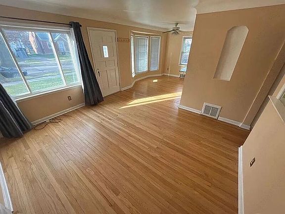 2nd image of 301 S Kenwood Ave