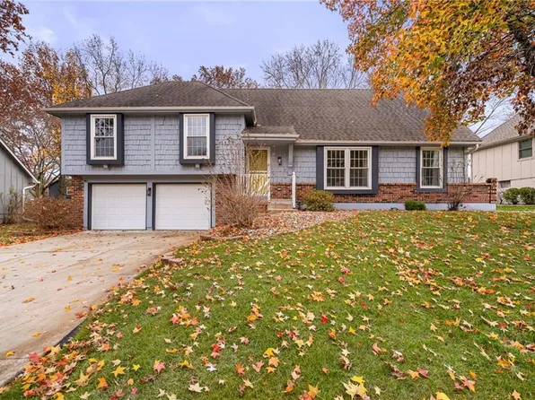 715 NE Cambridge Dr, Lees Summit, MO 64086