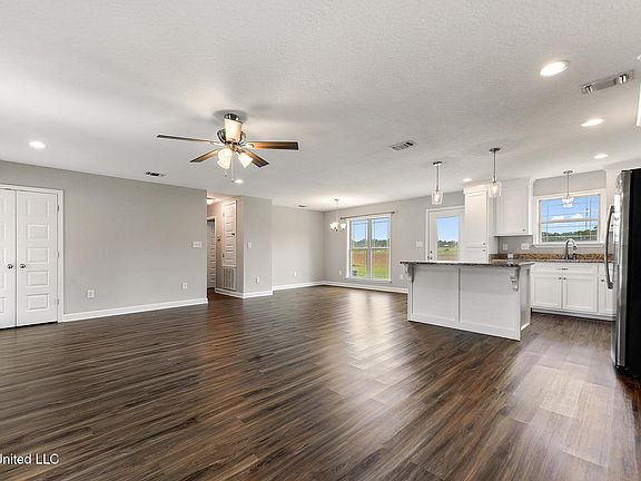 5th image of 121 Cottage Oaks Dr