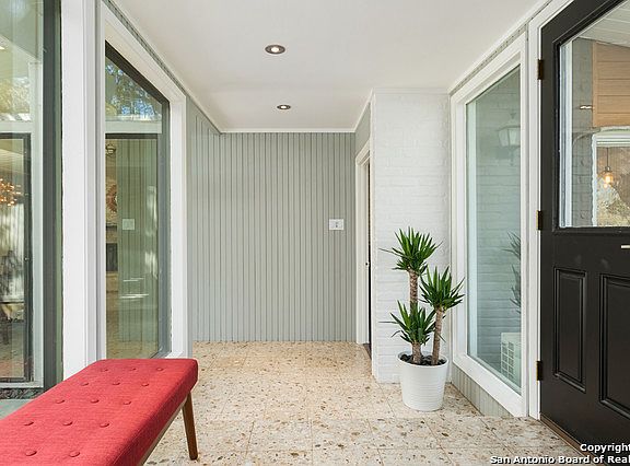 5th image of 204 Fleetwood Dr