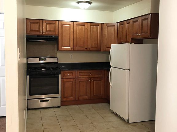 4th image of 589 Allengrove St #1