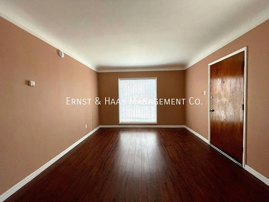 Cozy 2 Bedroom Front House Centrally Located In The City Of Compton!*Move-In Special* — Photo 4