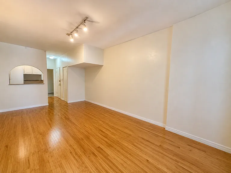 1105 1st Ave #6 — Photo 2