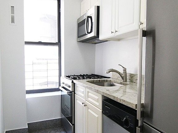 2nd image of 66 Saint Nicholas Pl APT A41