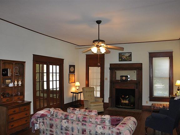 3rd image of 501 W Myrtle St