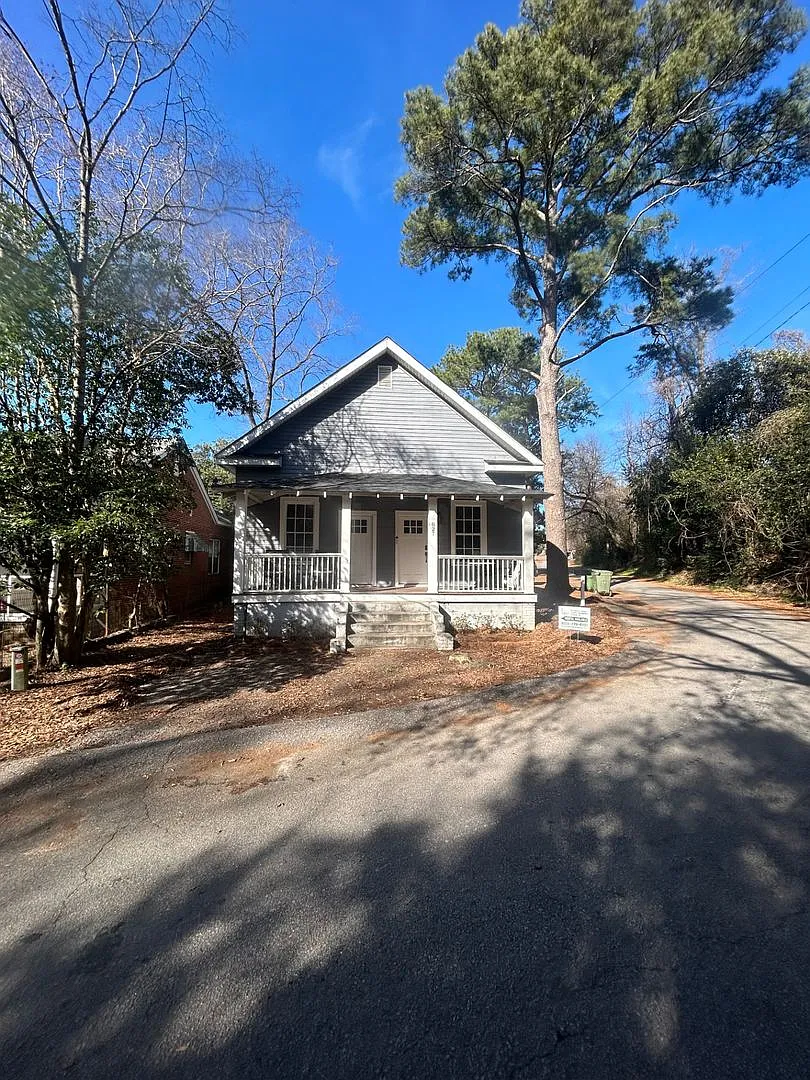 Now pre-leasing for the 20272028 school year! Charming 4-bedroom, 2-bathroom home offers a comfor... — Photo 2