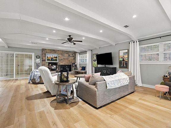 5th image of 609 Ambassador St