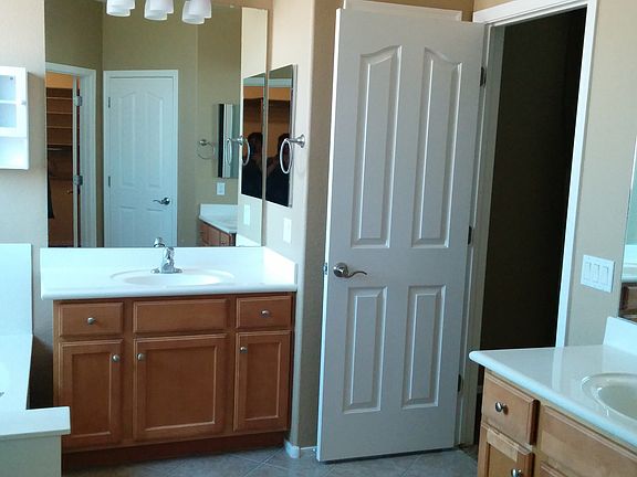 Master bath w/ linen closet