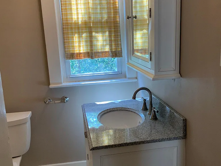 1660 Oxford Rd — Photo 9