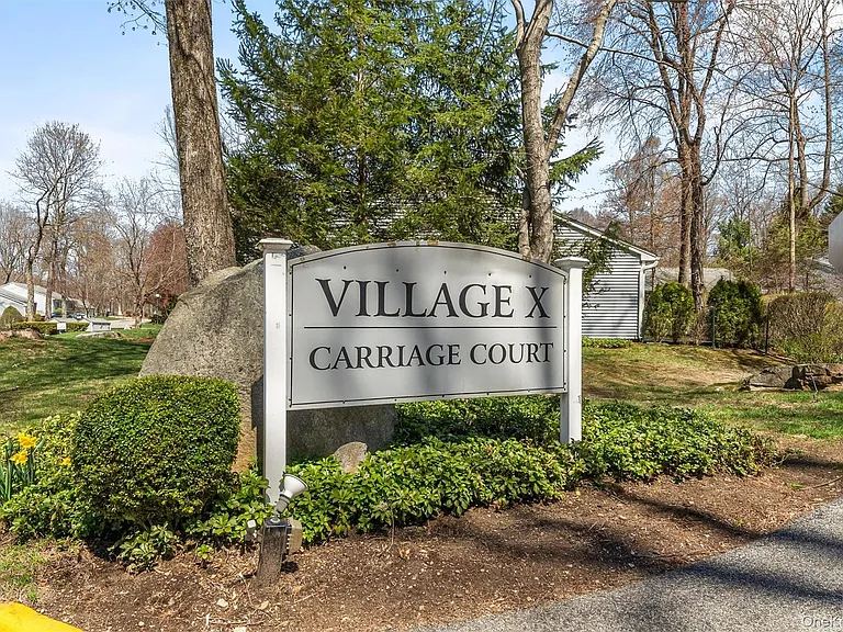 164 Carriage Ct #B — Photo 3