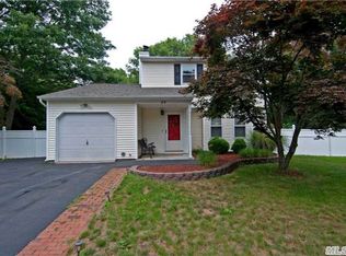 38 Hope Ct, Selden, NY 11784