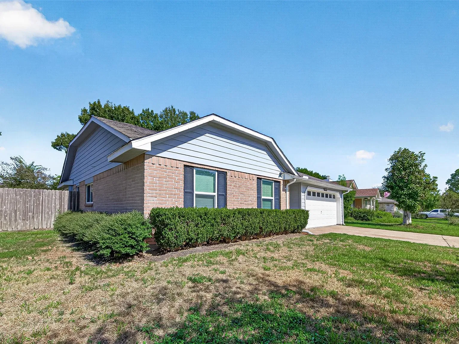 4 bed, 2.0 bath, 1420 sqft, $1,850 — Photo 2