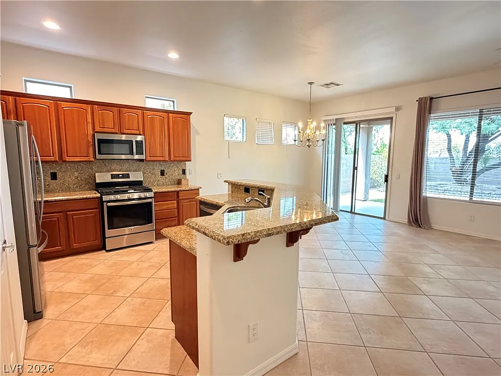 3 bed, 2.0 bath, 1616 sqft, $2,241 — Photo 2