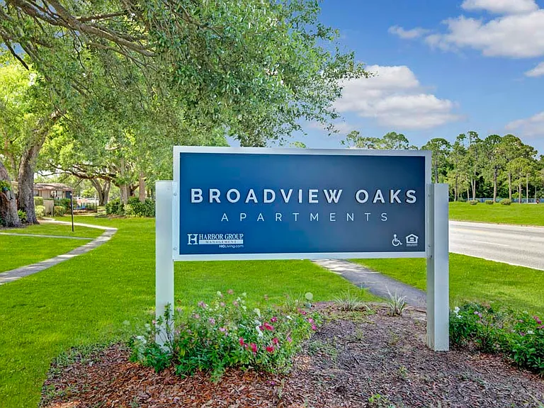 Broadview Oaks Apartments — Photo 13