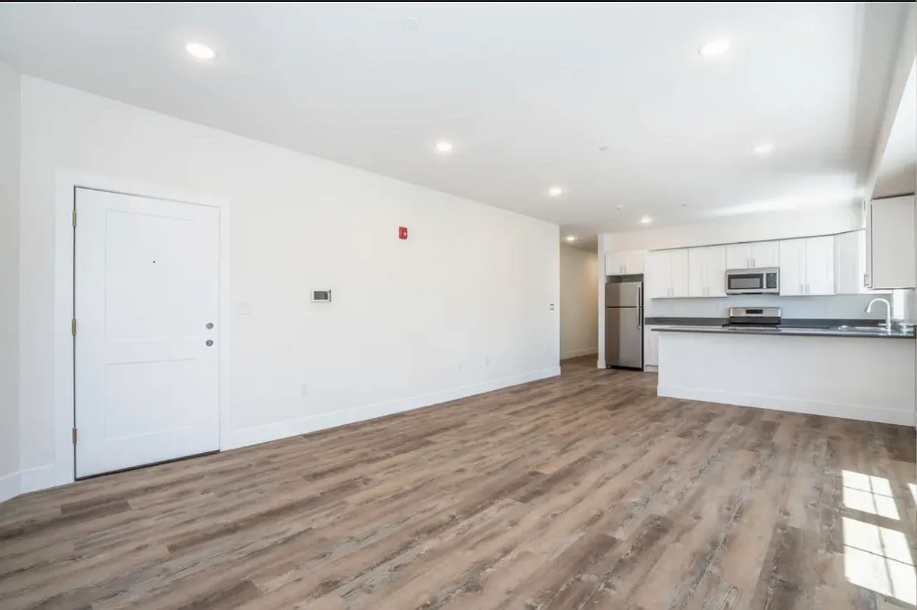 390 Carroll Ave — Photo 2