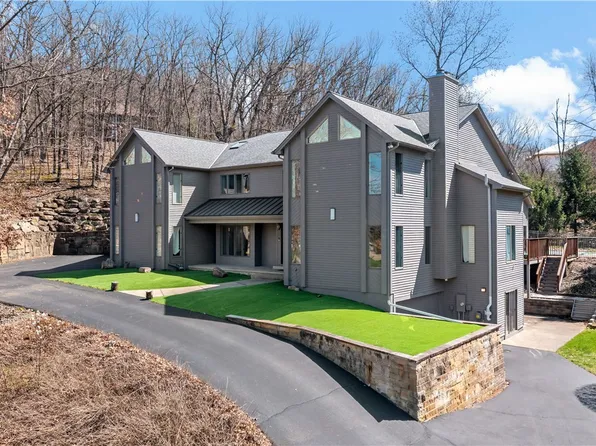 302 Green Lake Dr, Mars, PA 16046