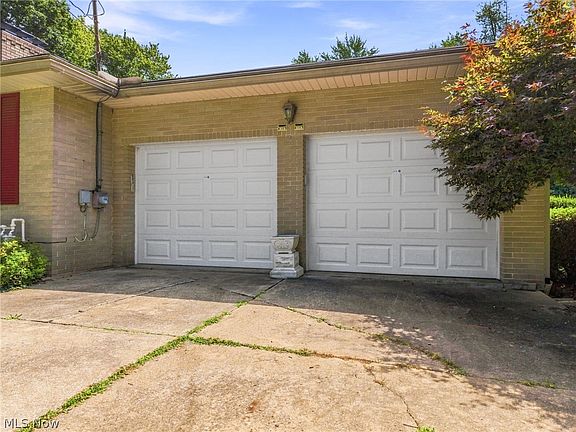 3rd image of 1129 Oak Tree Rd