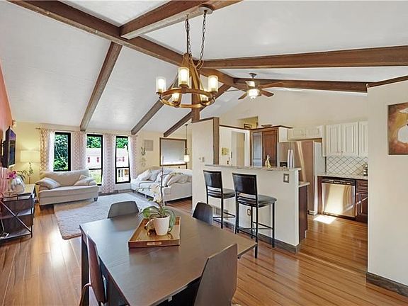 3rd image of 129 Loire Valley Dr