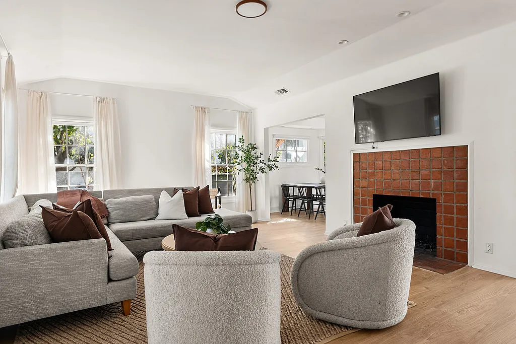 2 bed, 1272 sqft, $7,250 — Photo 2