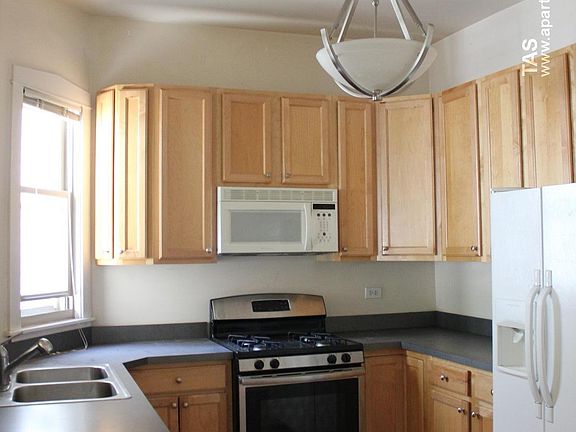 3rd image of 2432 N Marshfield Ave #1