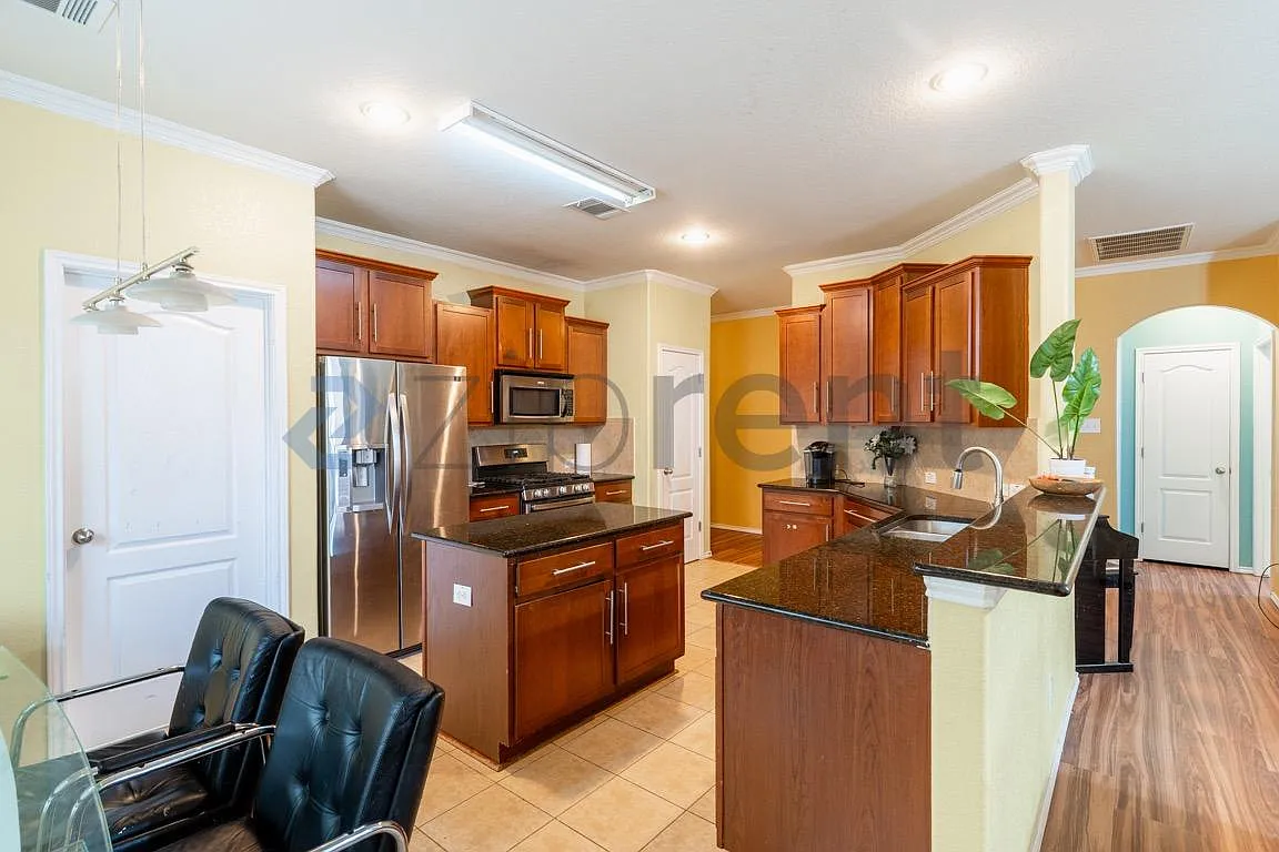 5 bed, 2.5 bath, 3338 sqft, $3,100 — Photo 4