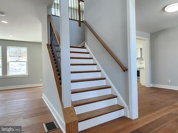 4th image of 11B Fairview Ave
