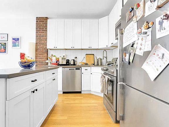 4th image of 607 Warren St #A