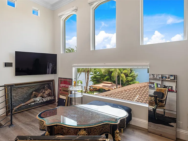 2307 N Riverside Dr — Photo 44