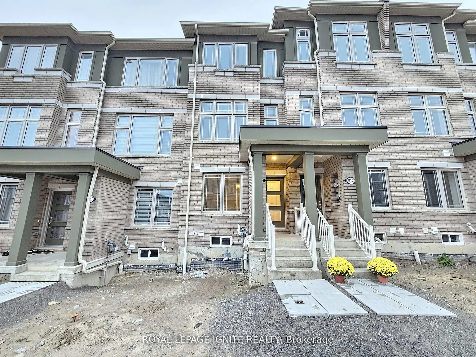 4 bed, $2,800 — Photo 1