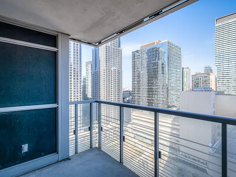 386 Yonge St #1816 — Photo 18