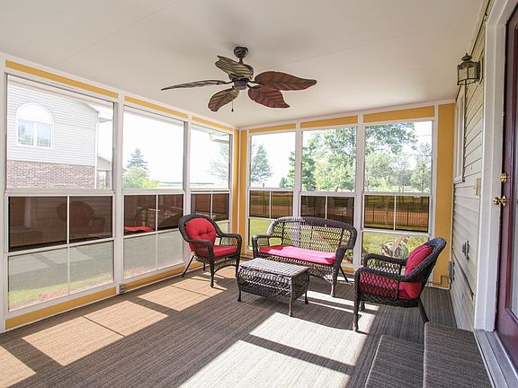 Enclosed porch/3 Seasons Room