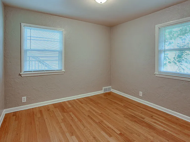 6020 Franklin St — Photo 13