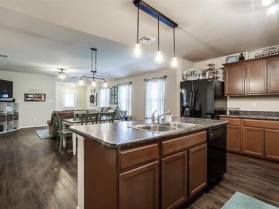 3rd image of 303 Hawthorn Dr