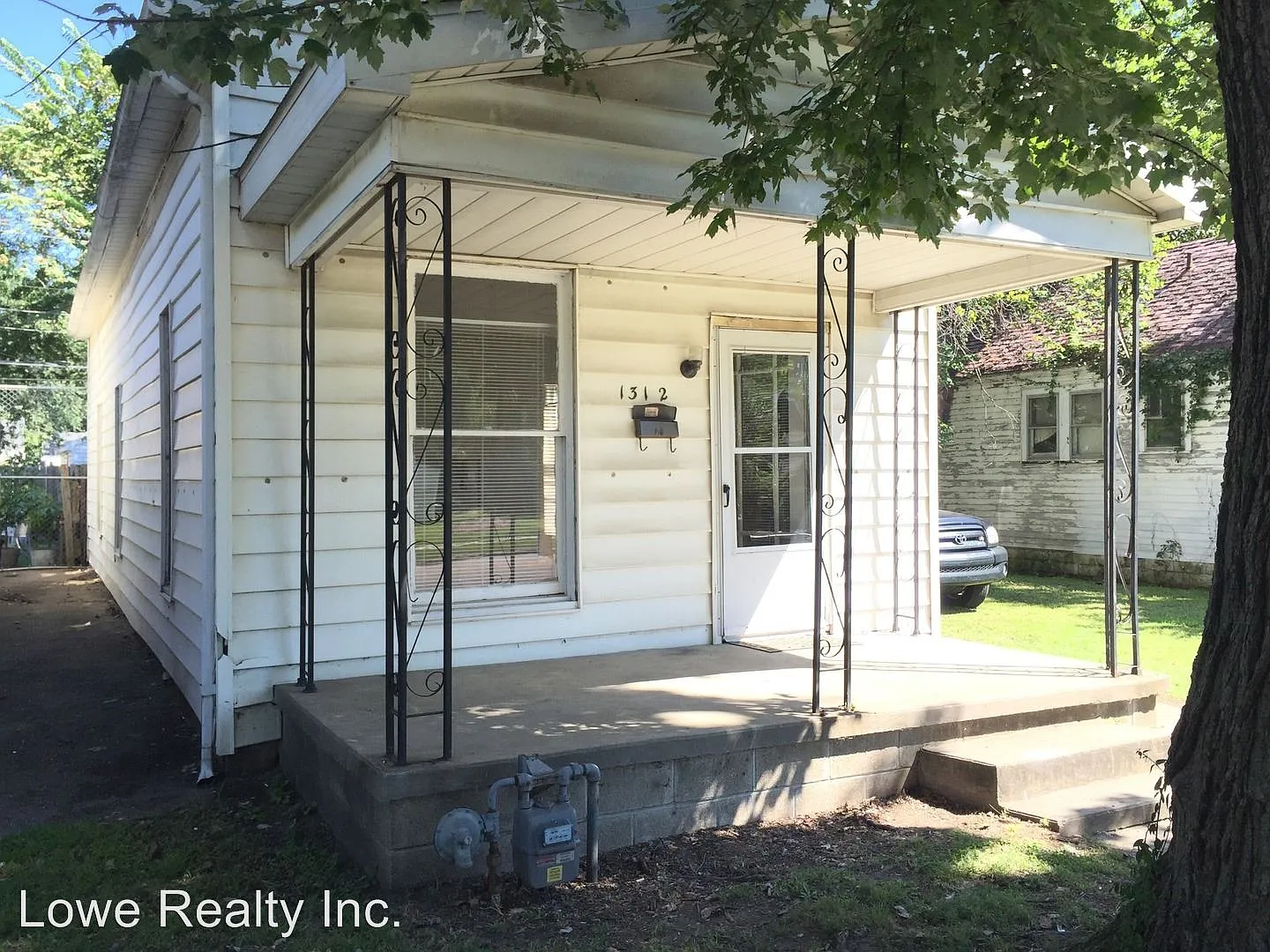 1312 E Walnut St photo 1