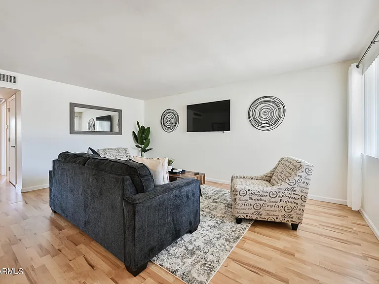 1702 W Tuckey Ln #230 — Photo 3