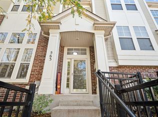 563 Grosvenor Ln, Aurora, IL 60504