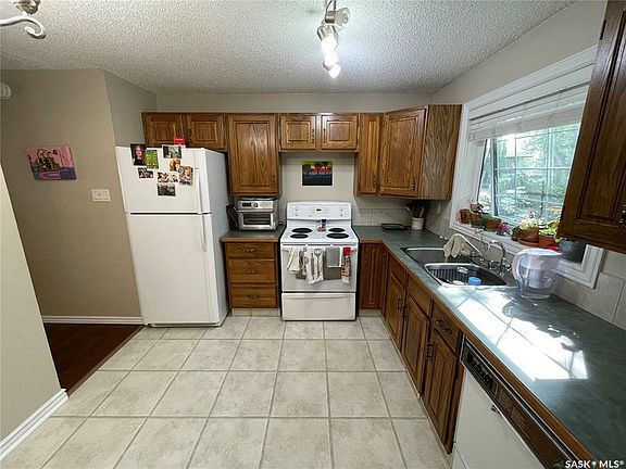4th image of 831 N Seymour Cres