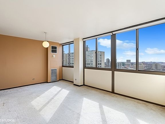 4th image of 4800 S Lake Park Ave APT 2212