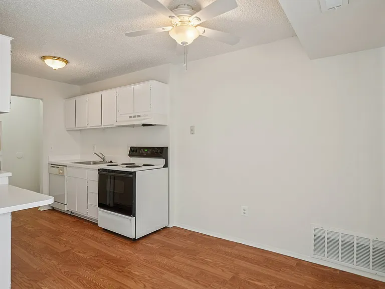 Riverside Village Apartments — Photo 69