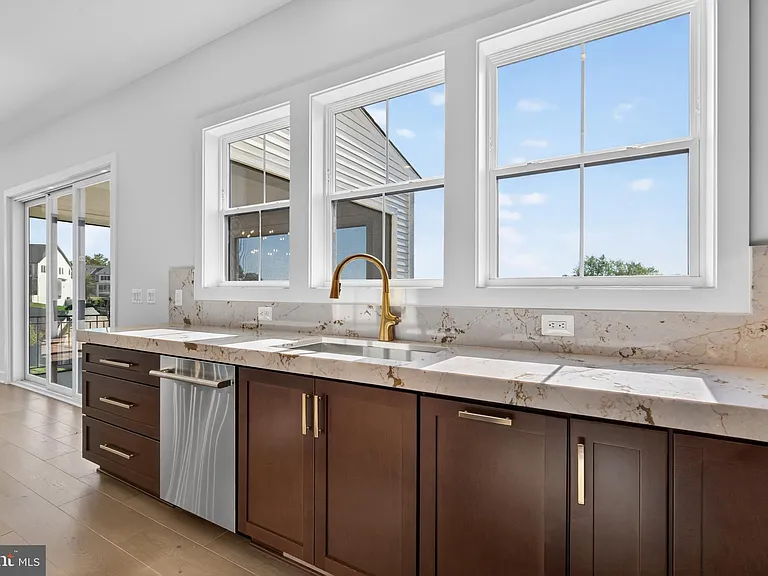 861 N Manchester St — Photo 17