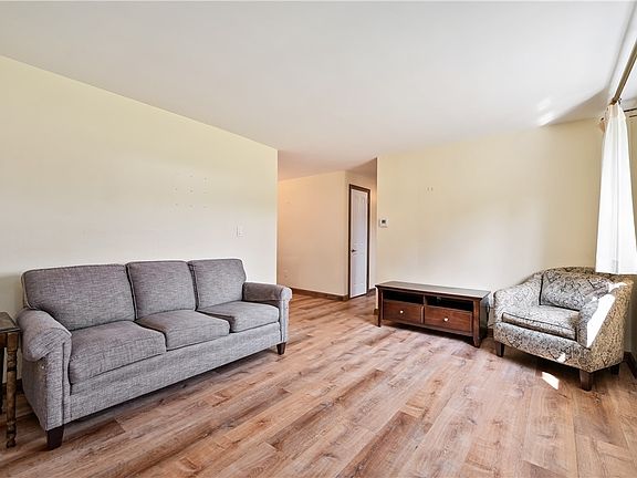 4th image of 708 Illini Dr