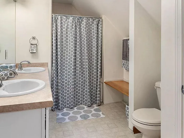 2nd Floor Bathroom (Bath #2)