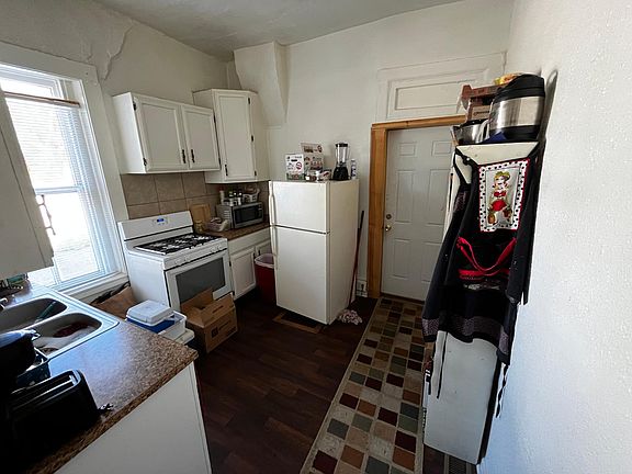 3rd image of 727 E 5th St
