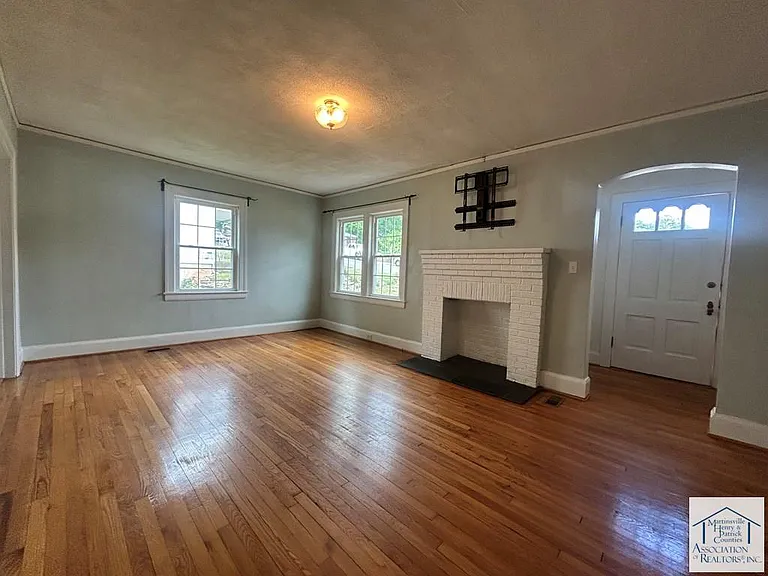 1118 Oakgrove Ave — Photo 3