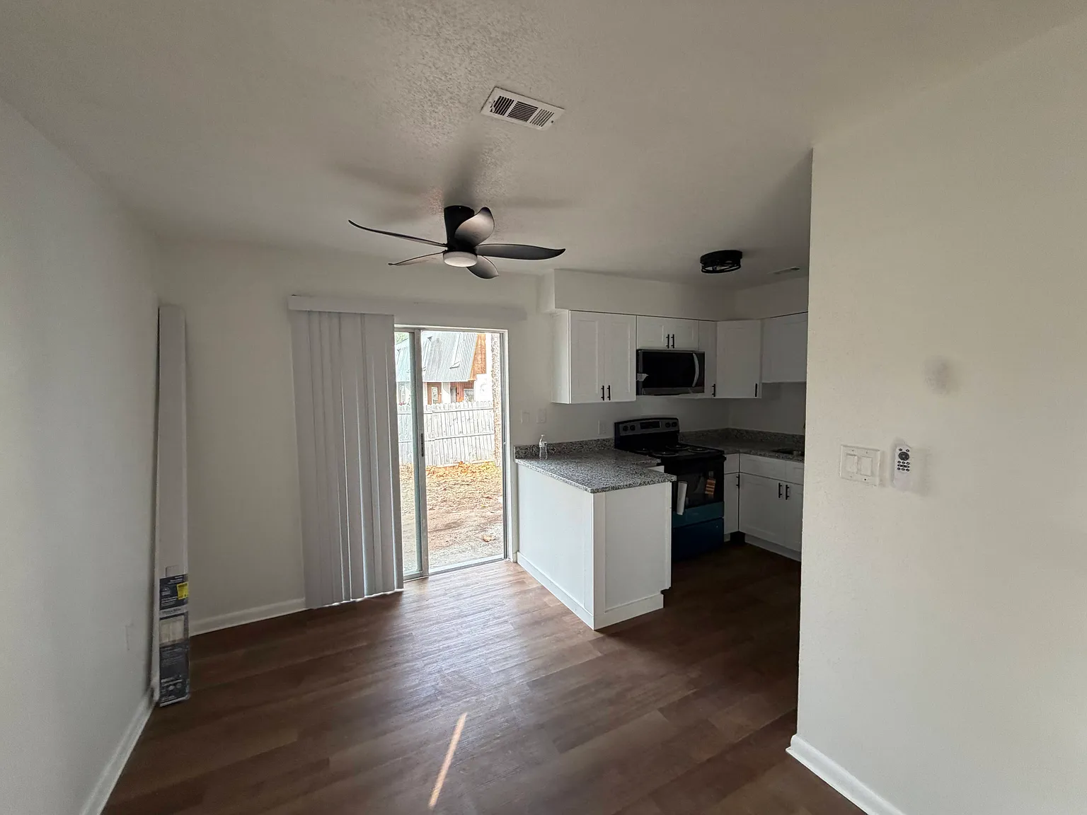 2 bed, 1000 sqft, $1,279 — Photo 3