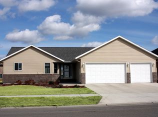 1036 38th St S, Moorhead, MN 56560