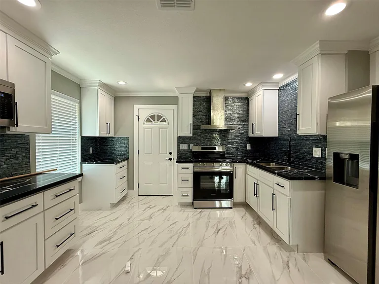 2630 De Soto St — Photo 5