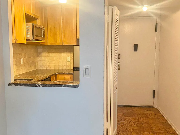 305 E 24th St #16H — Photo 6