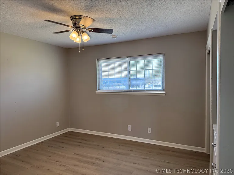 1809 E 2nd St #12 — Photo 10