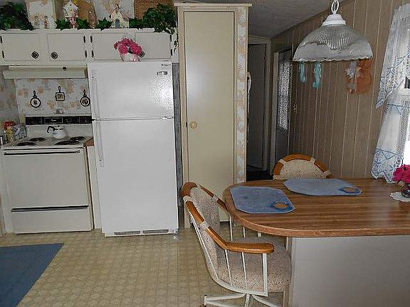 4th image of 27 Lakeview Dr